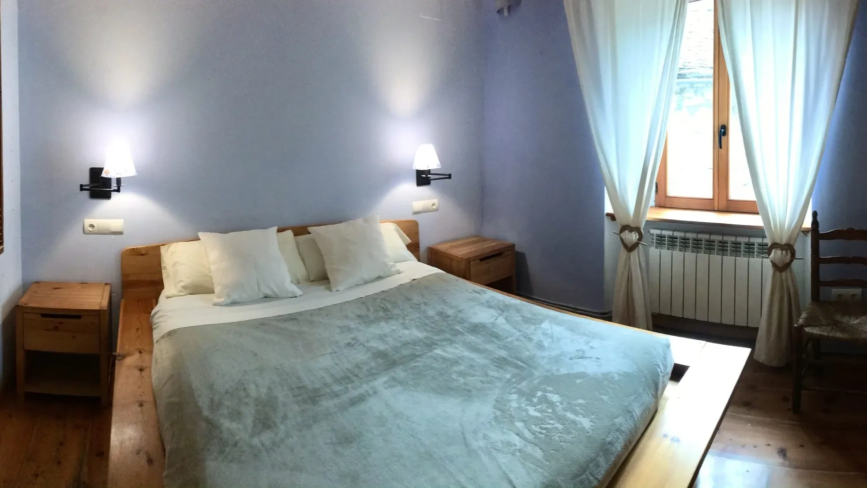 habitación con cama de matrimonio