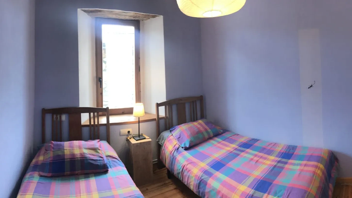 habitación con dos camas individuales