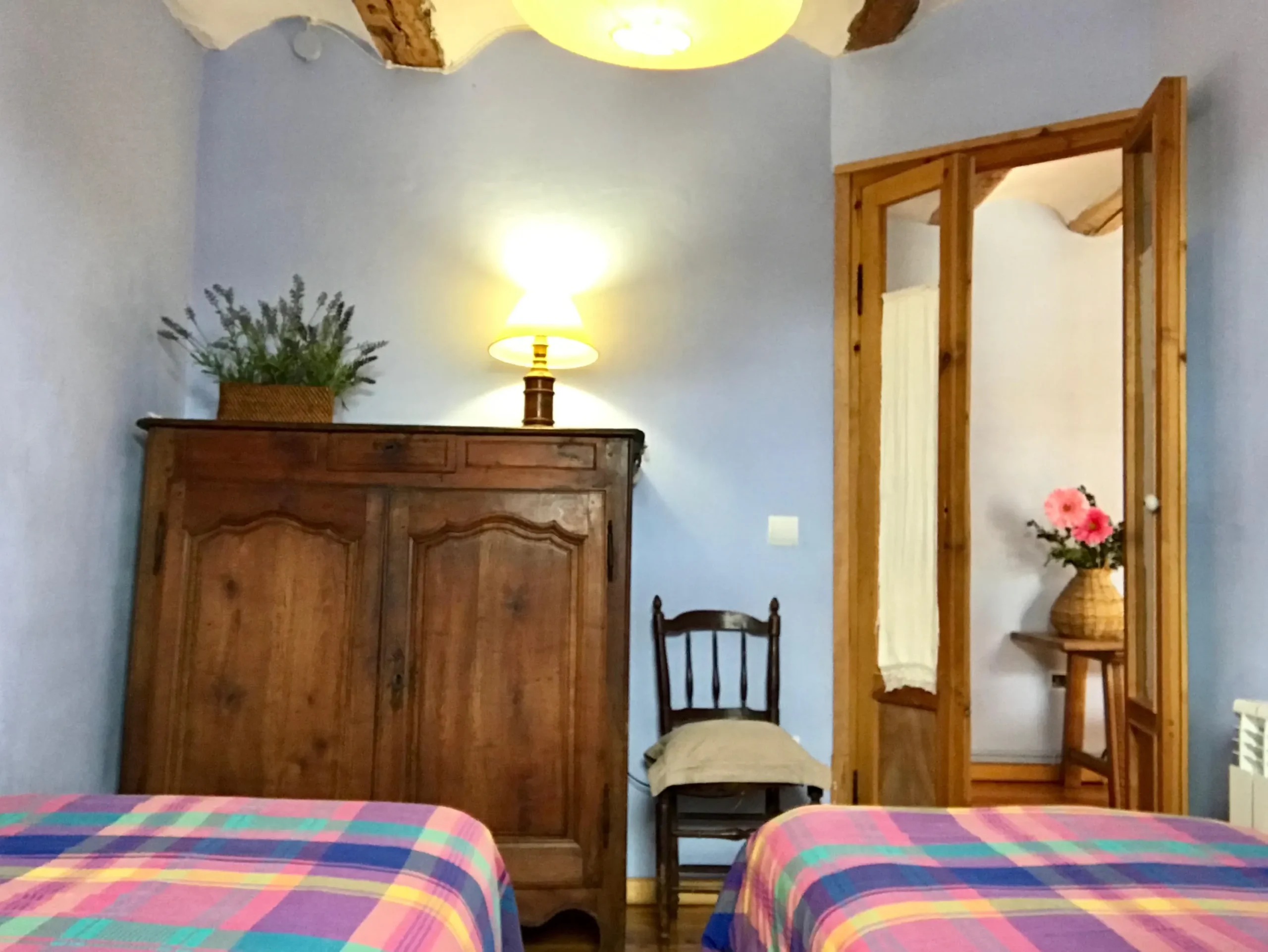 habitación con dos camas