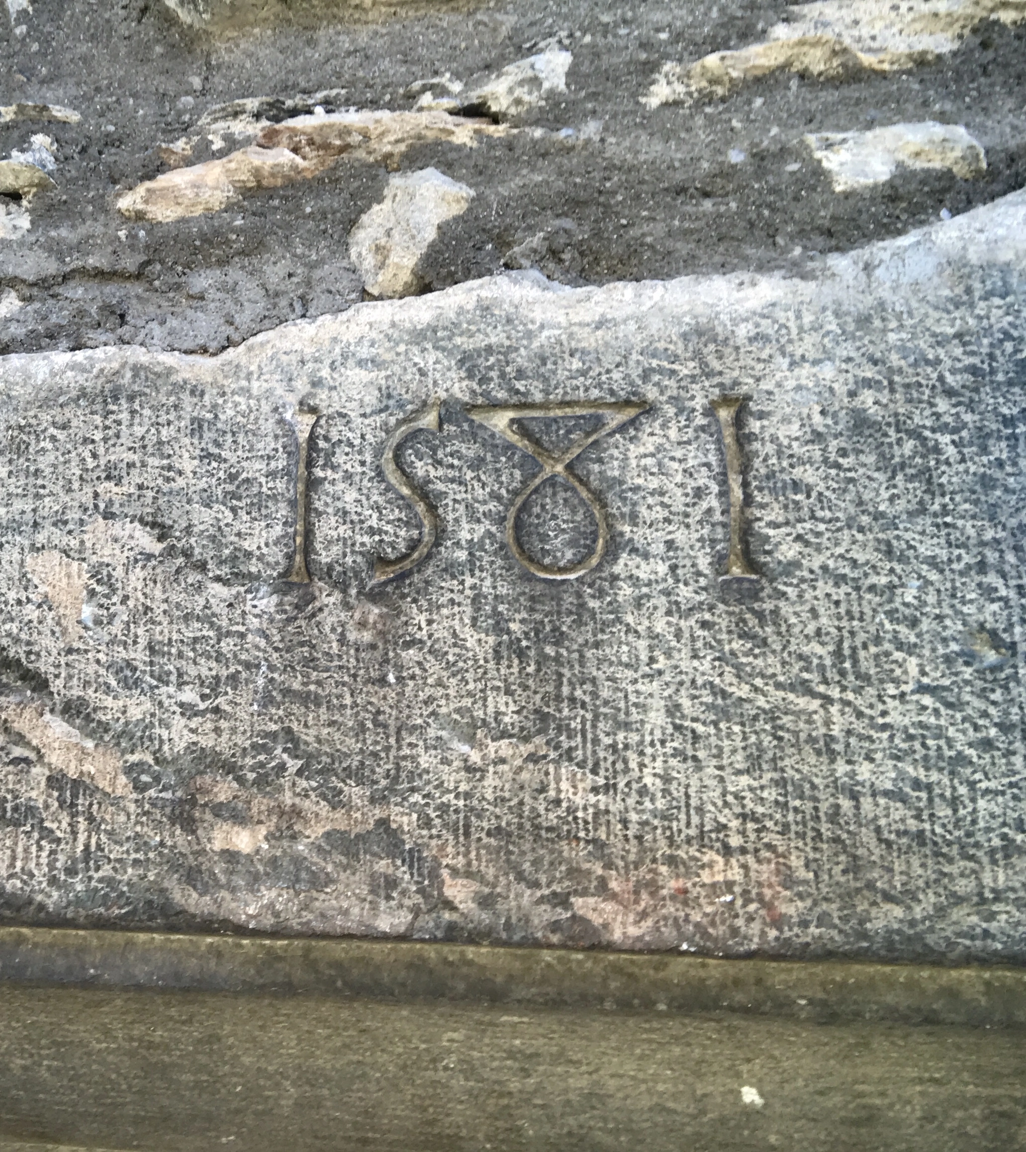 1581 en dintel de la ventana en fachada