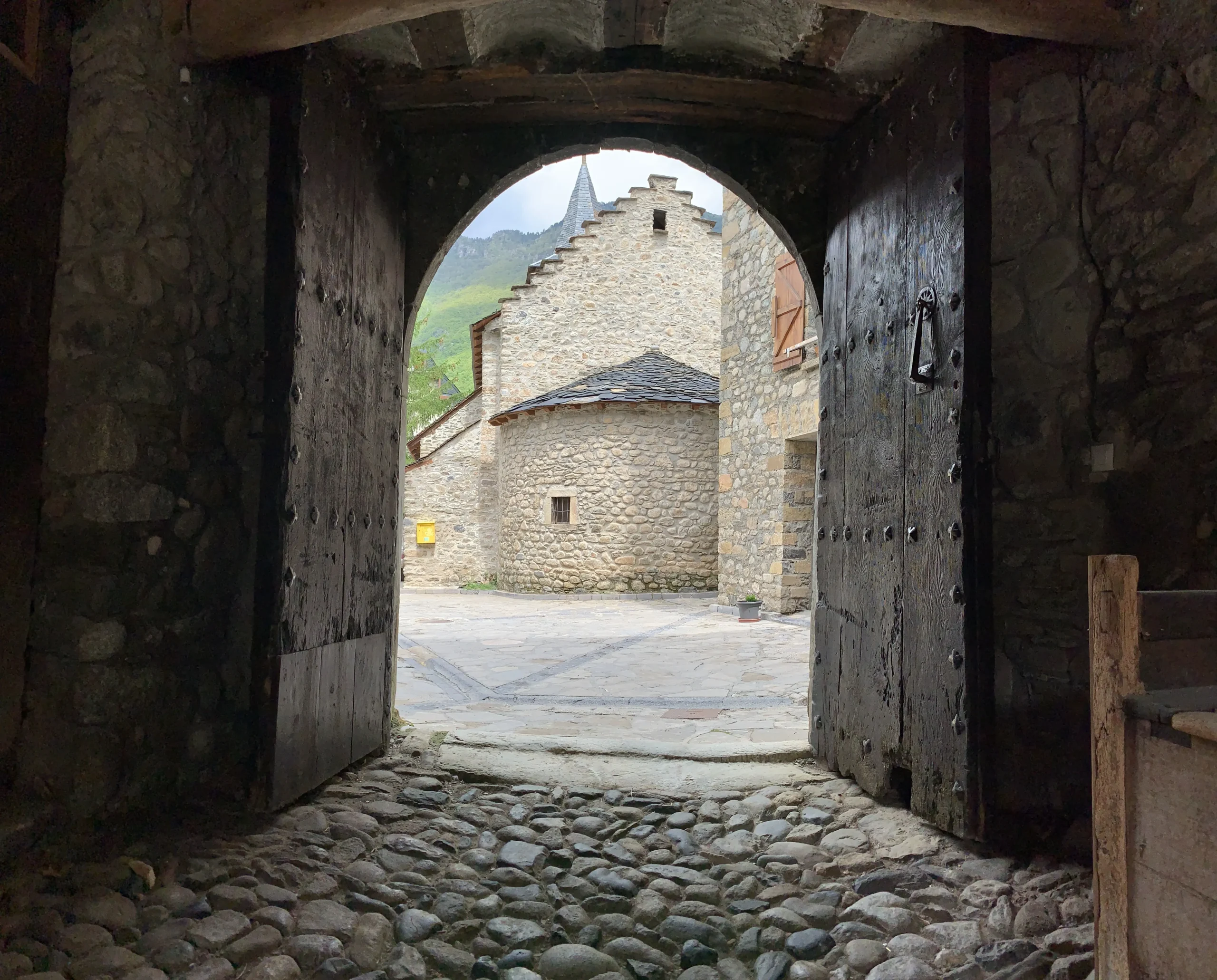vista de la Iglesia desde el portón principal